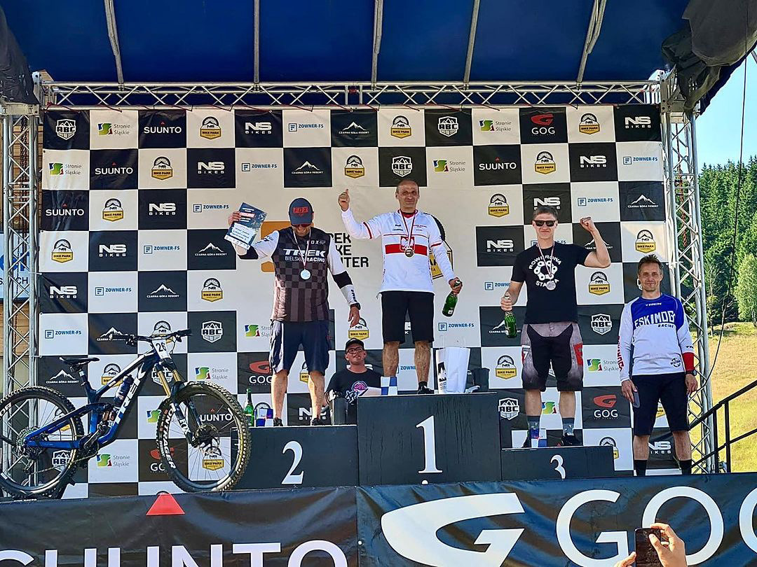 Roman Kwaśny podczas dekoracji zawodów MTB Enduro