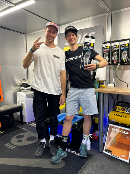 Dawid Godziek podczas wizyty w Bootfitting Center